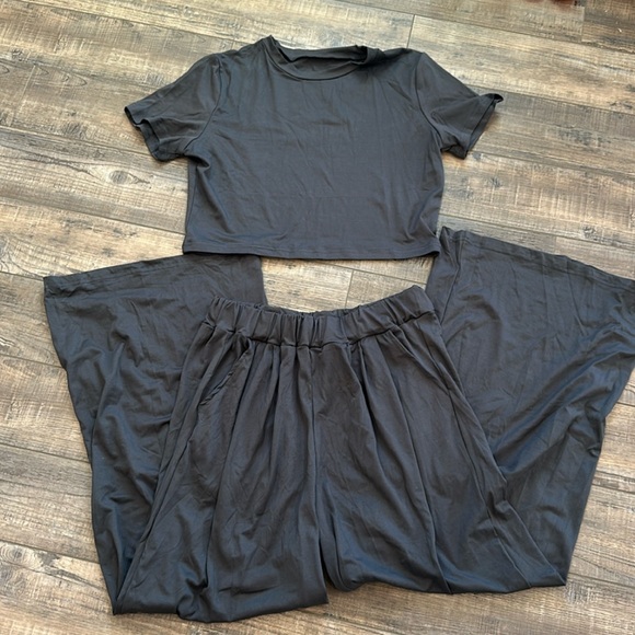 Grey 2 piece set Size Large but I’d say fit like a medium. Top is cropped. - Picture 2 of 5